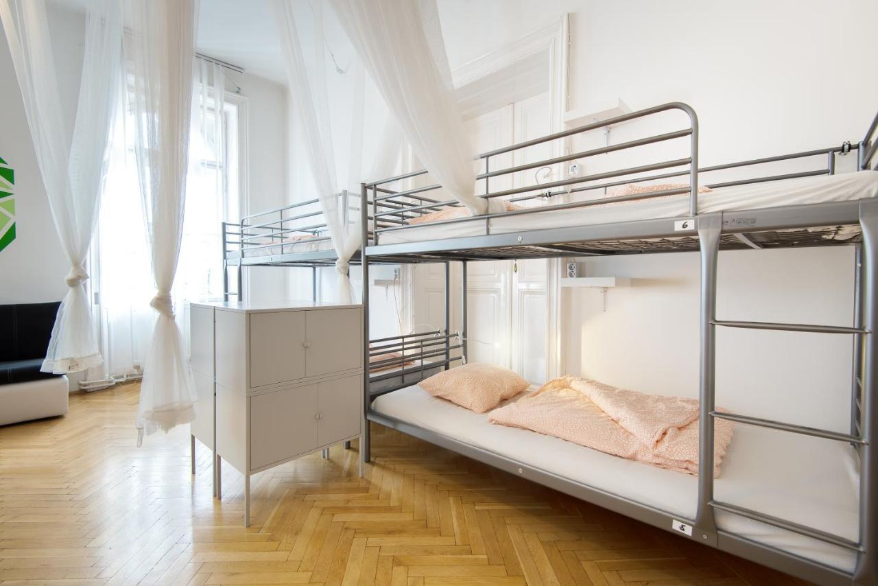 Bädd i sovsal för endast kvinnor med 10 sängar och eget badrum