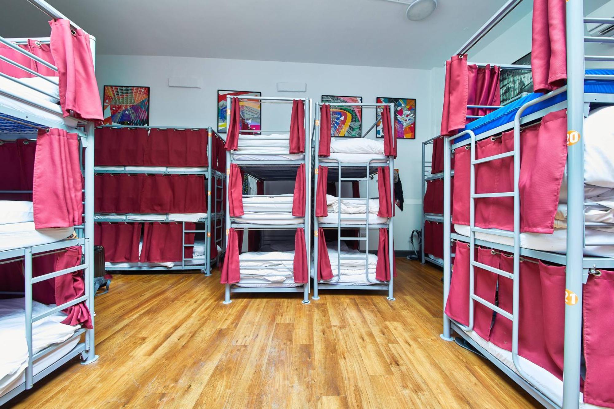 Bed 15-Bed Mixed Dorm Triple Bunks External