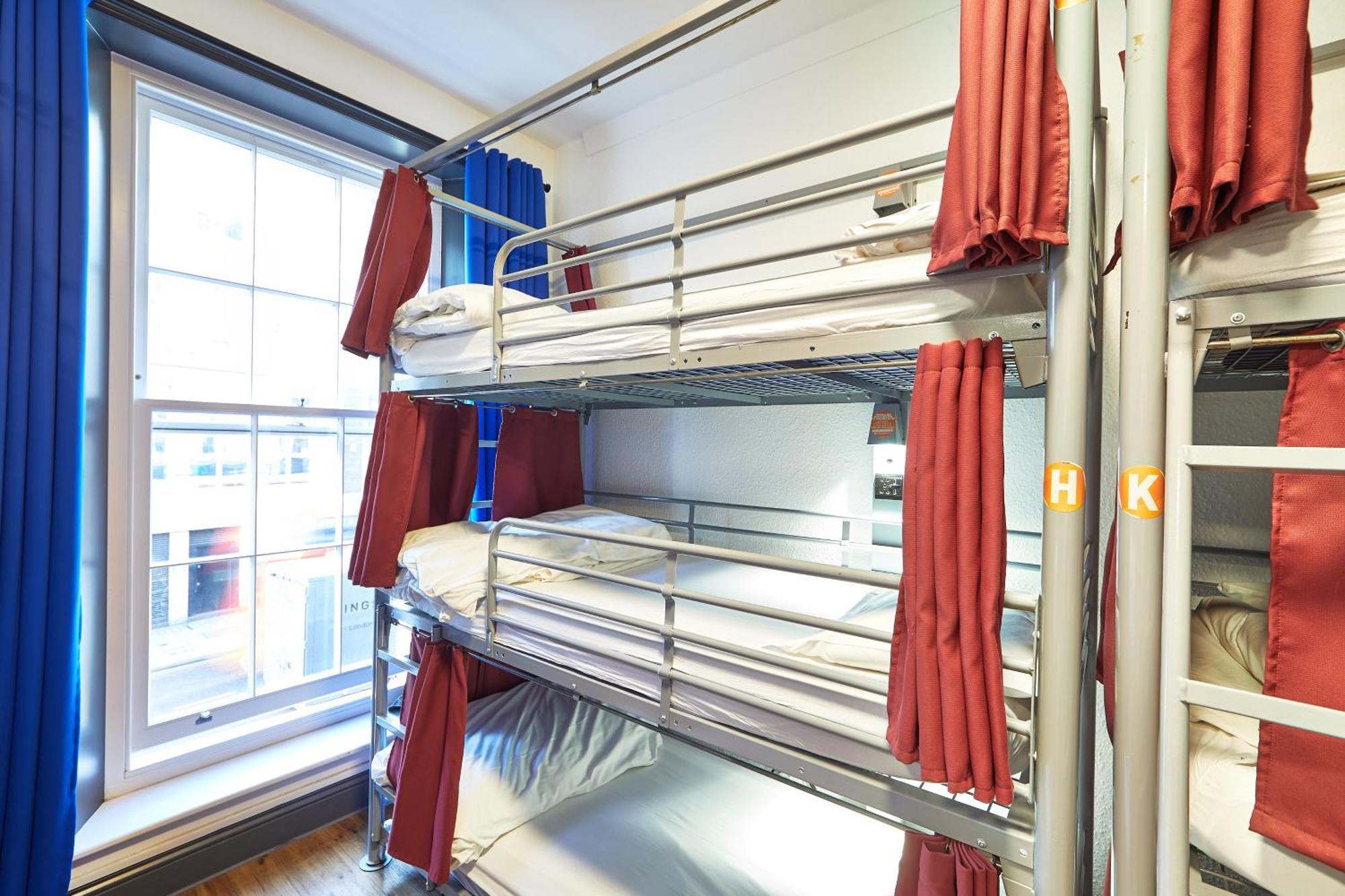 Bed 15-Bed Mixed Dorm Triple Bunks External
