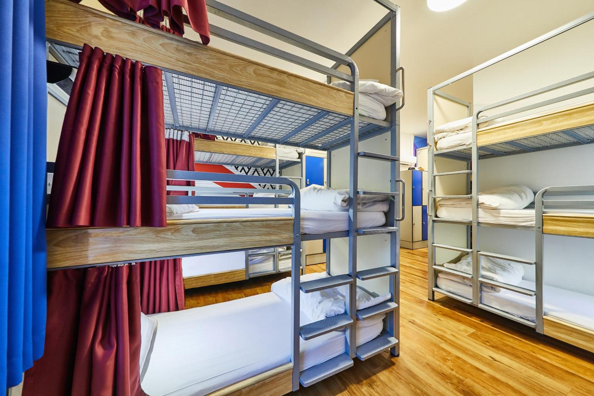 Bed 21-Bed Mixed Dormitory Room Triple Bunks External