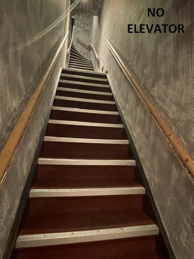 Bädd i sovsal för både män och kvinnor med 6 bäddar