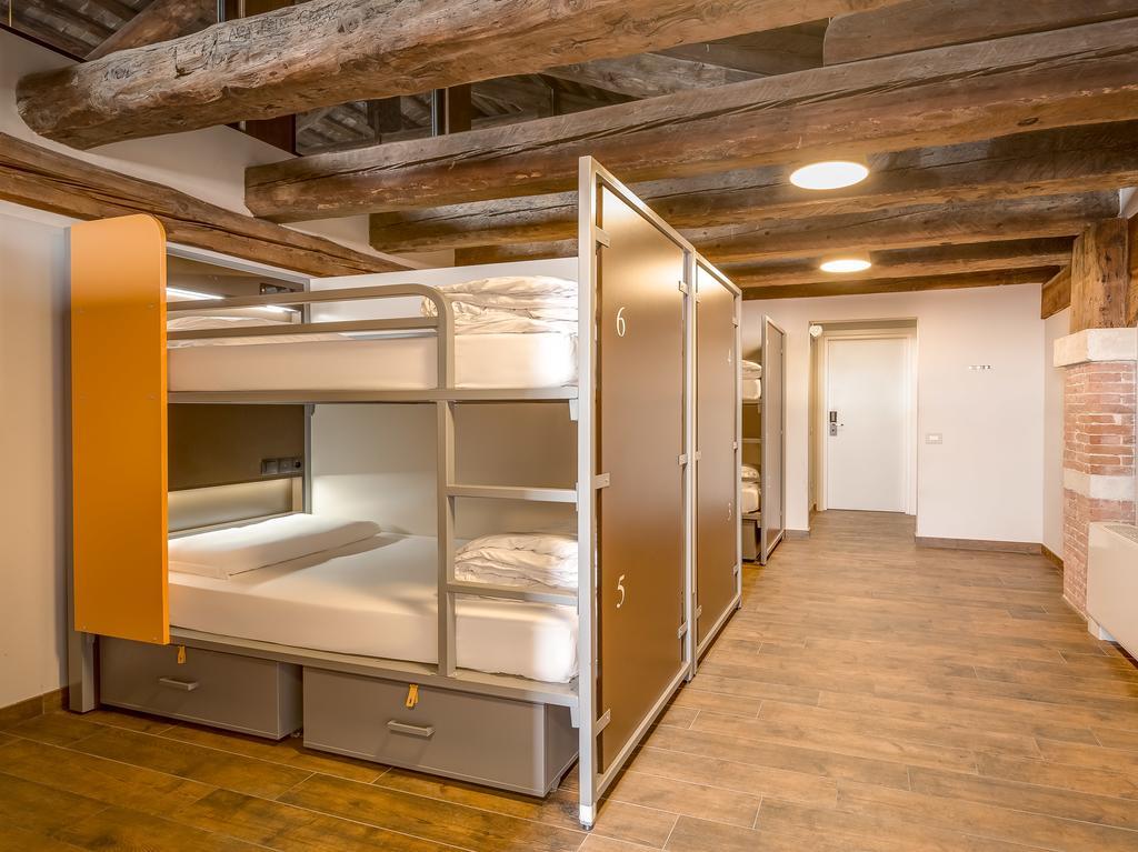 Sovsal med 8 bäddar för både män och kvinnor