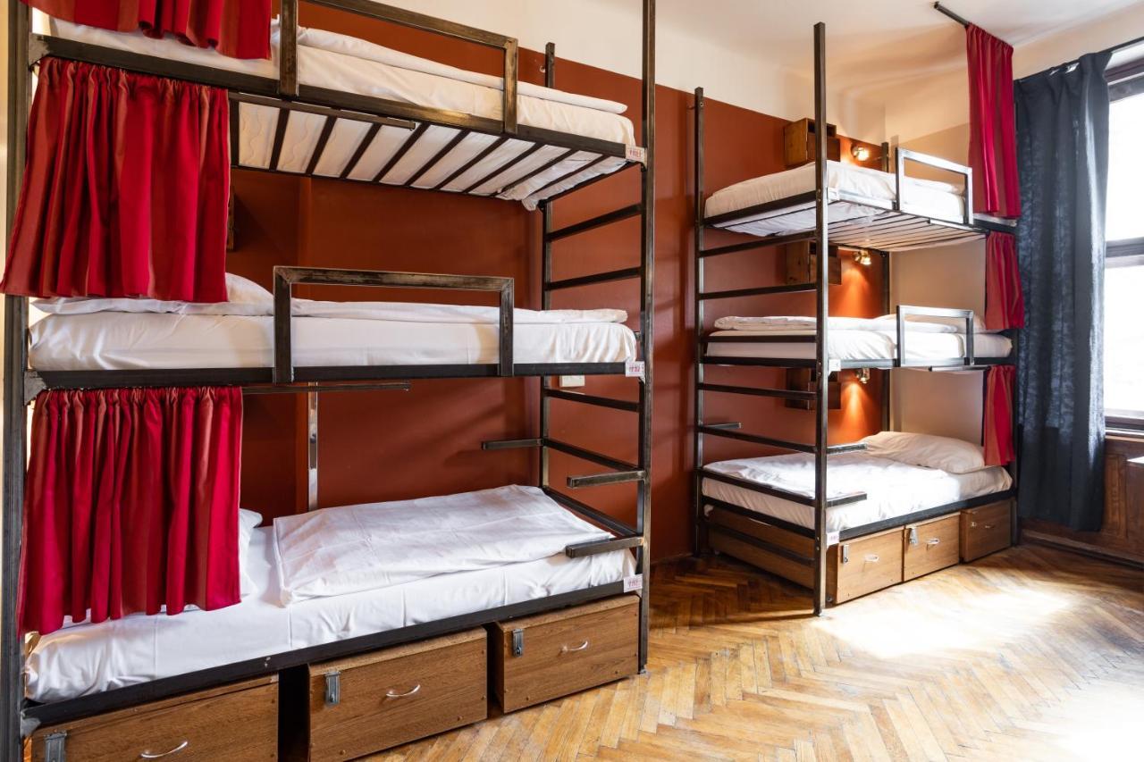 1 bädd i våningssäng i sovsal med 12 bäddar för både män och kvinnor