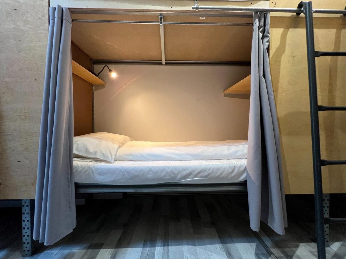 Enkelsäng i sovsal för män