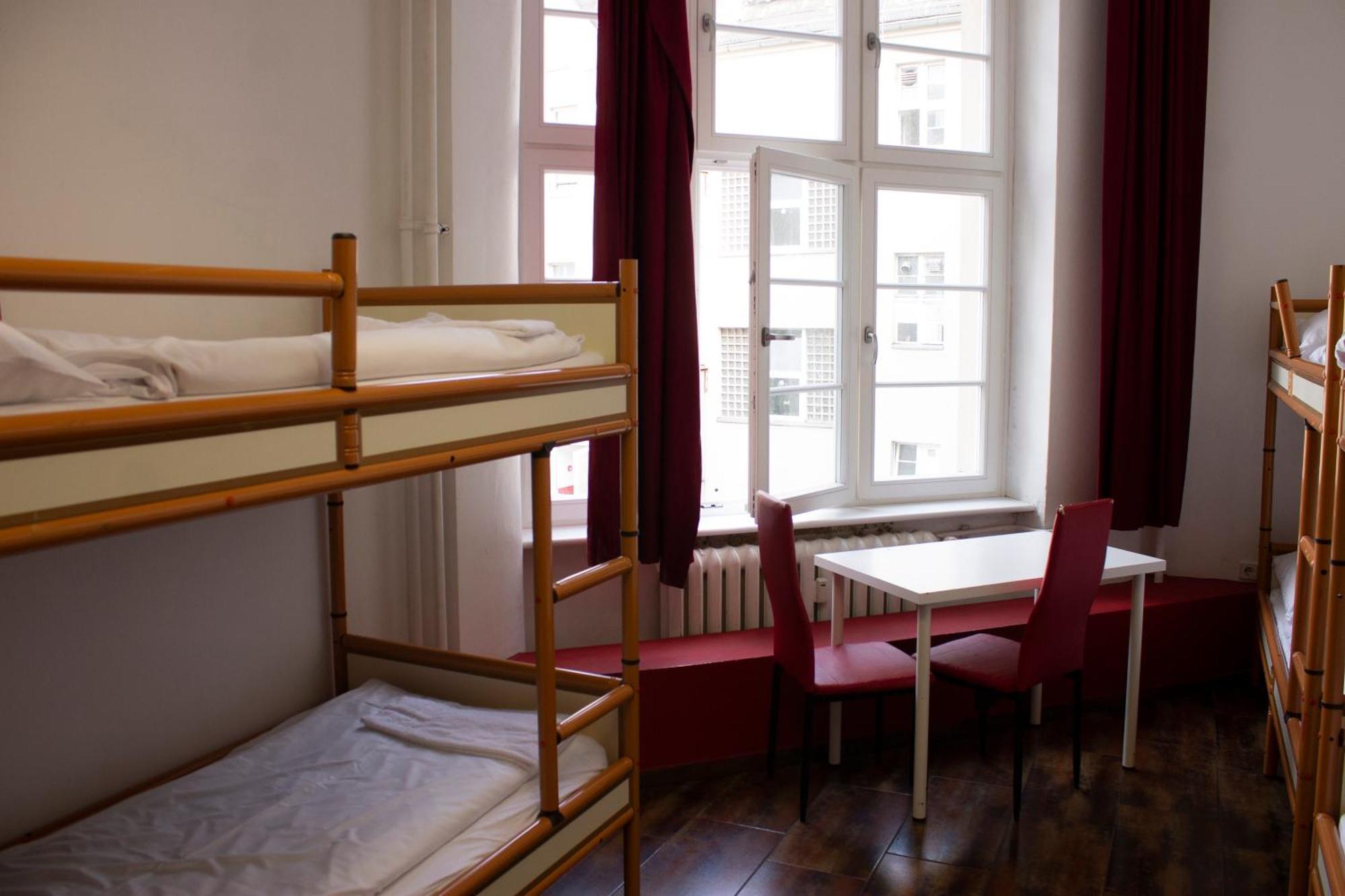 Enkelsäng i sovsal för både män och kvinnor (8 vuxna)