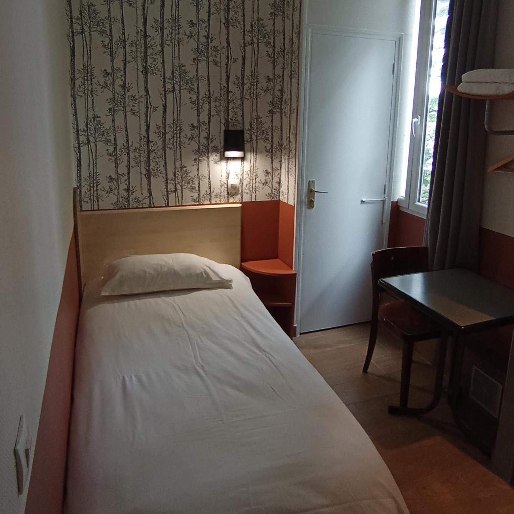 Enkelrum med eget badrum.
