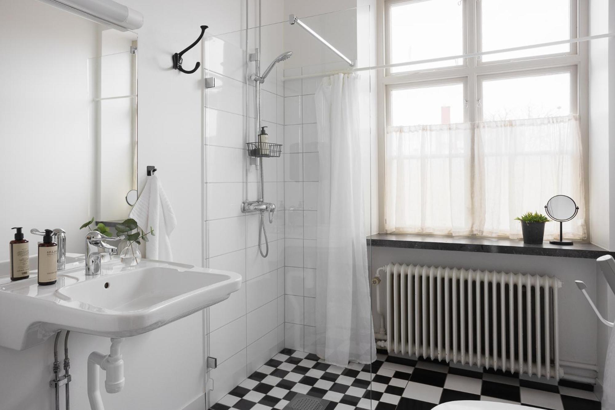 Tvåbäddsrum med eget badrum i korridoren