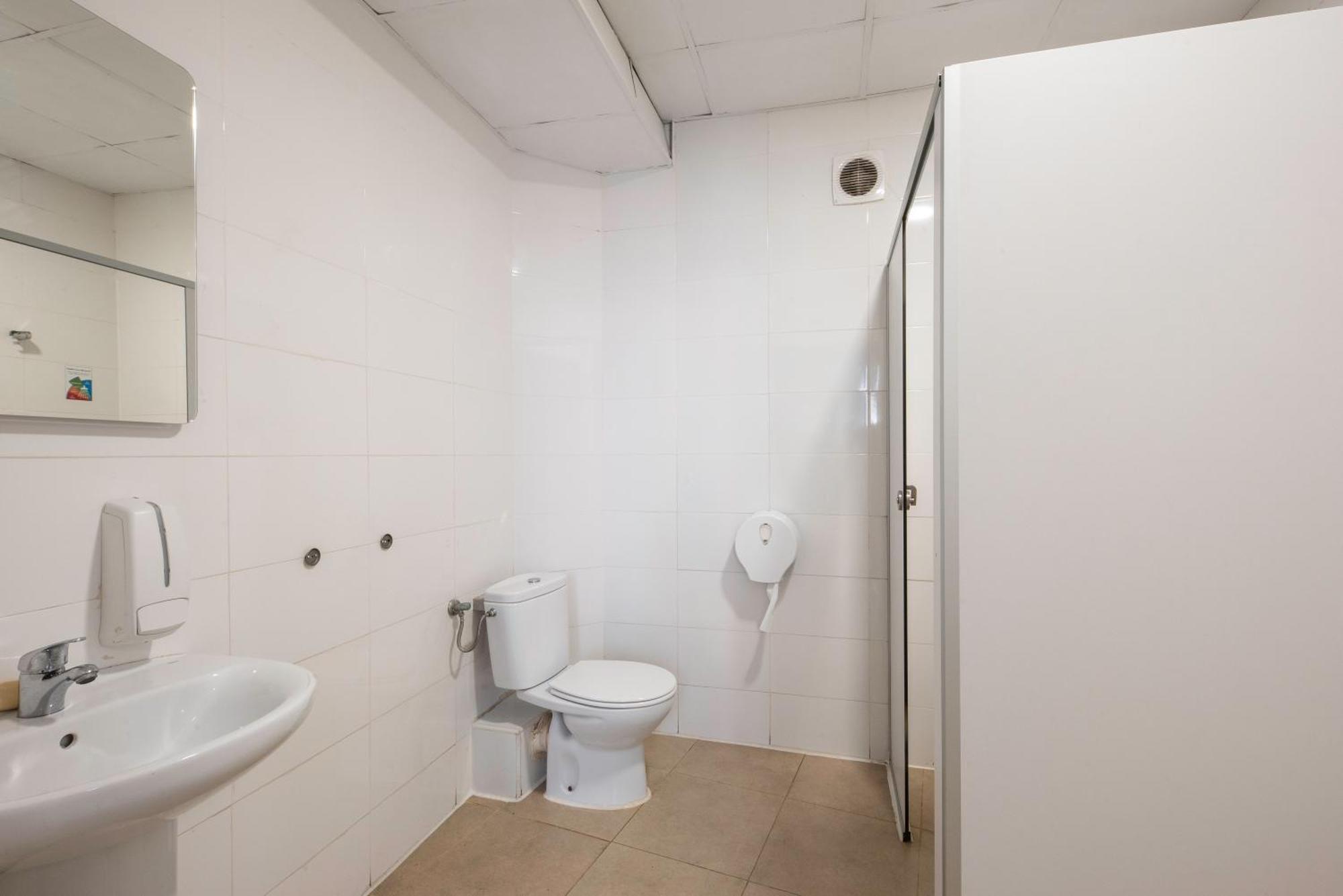 Bädd i 6-bäddssal för både kvinnor och män - eget badrum på rummet