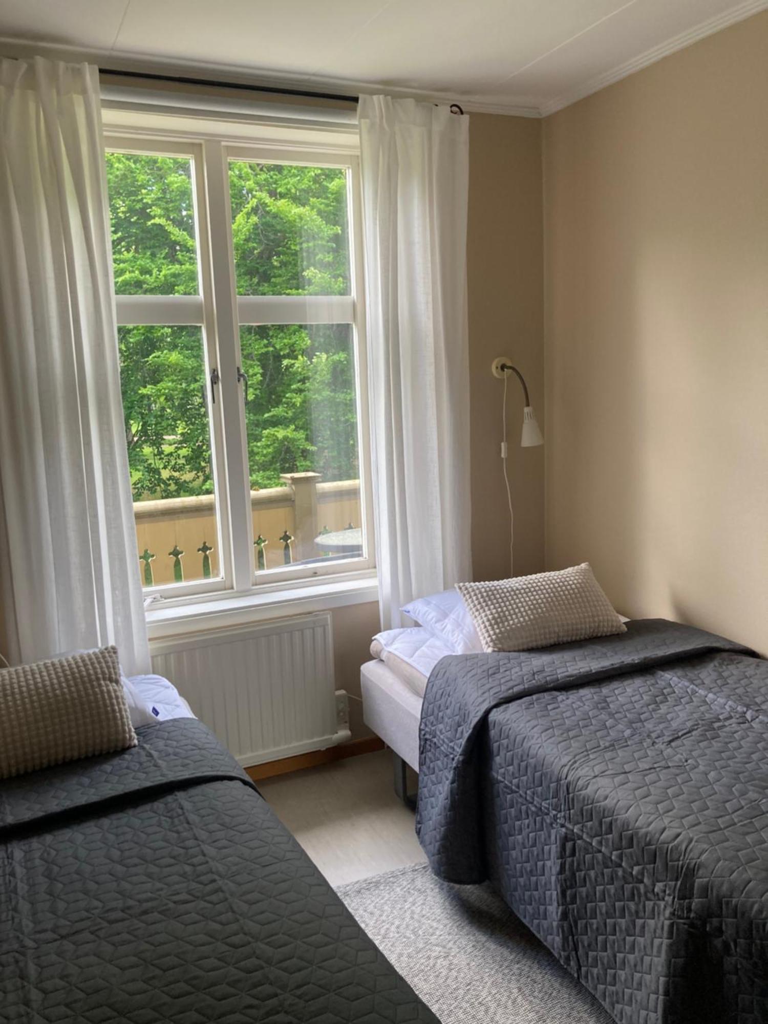 Dubbelrum med utsikt över trädgården