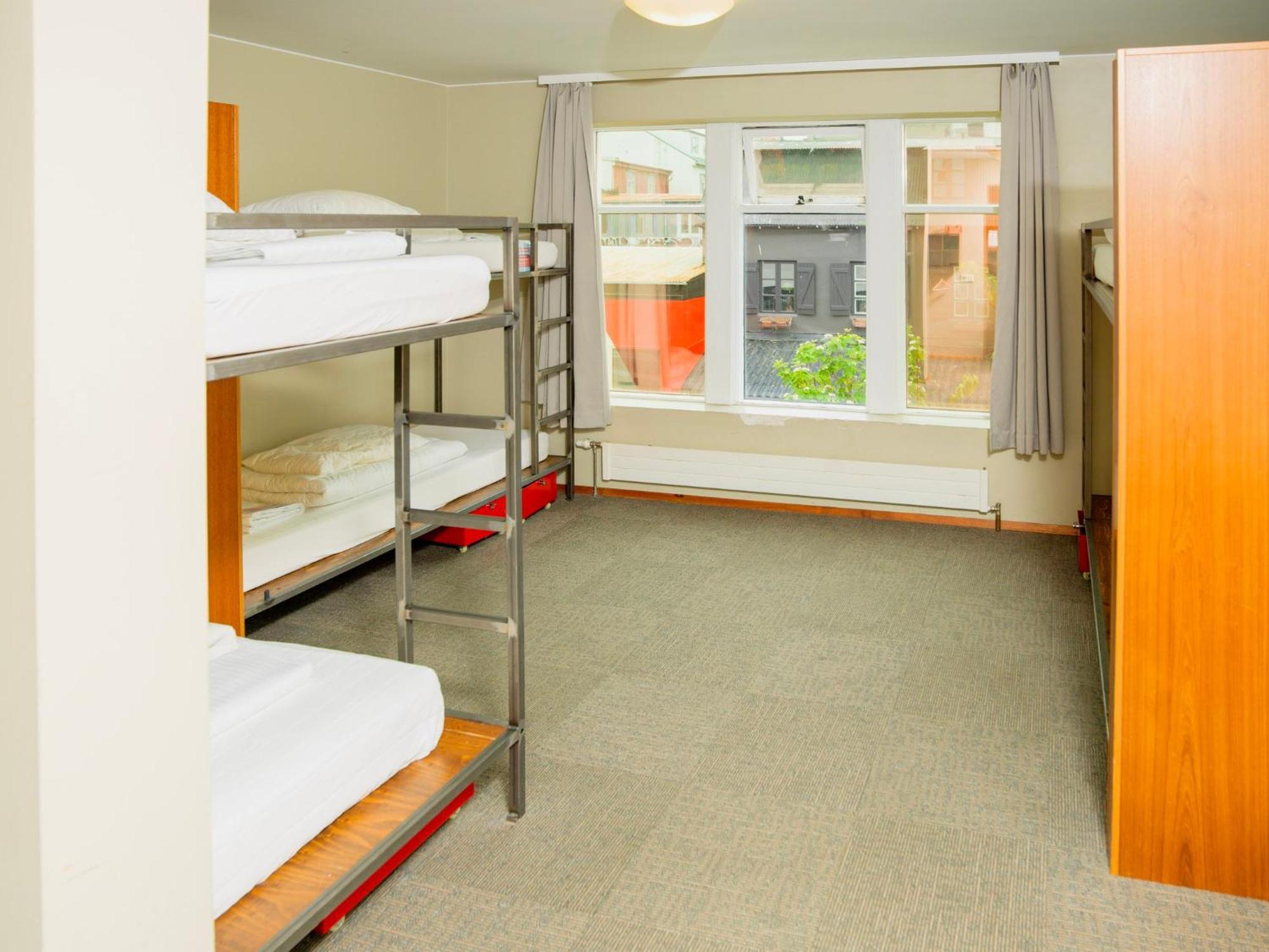 Single bed 6-Bed MIXED Dorm Private Bathroom