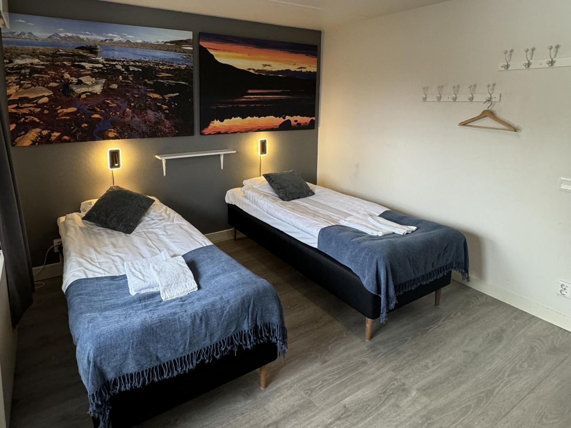 Tvåbäddsrum med gemensam toalett