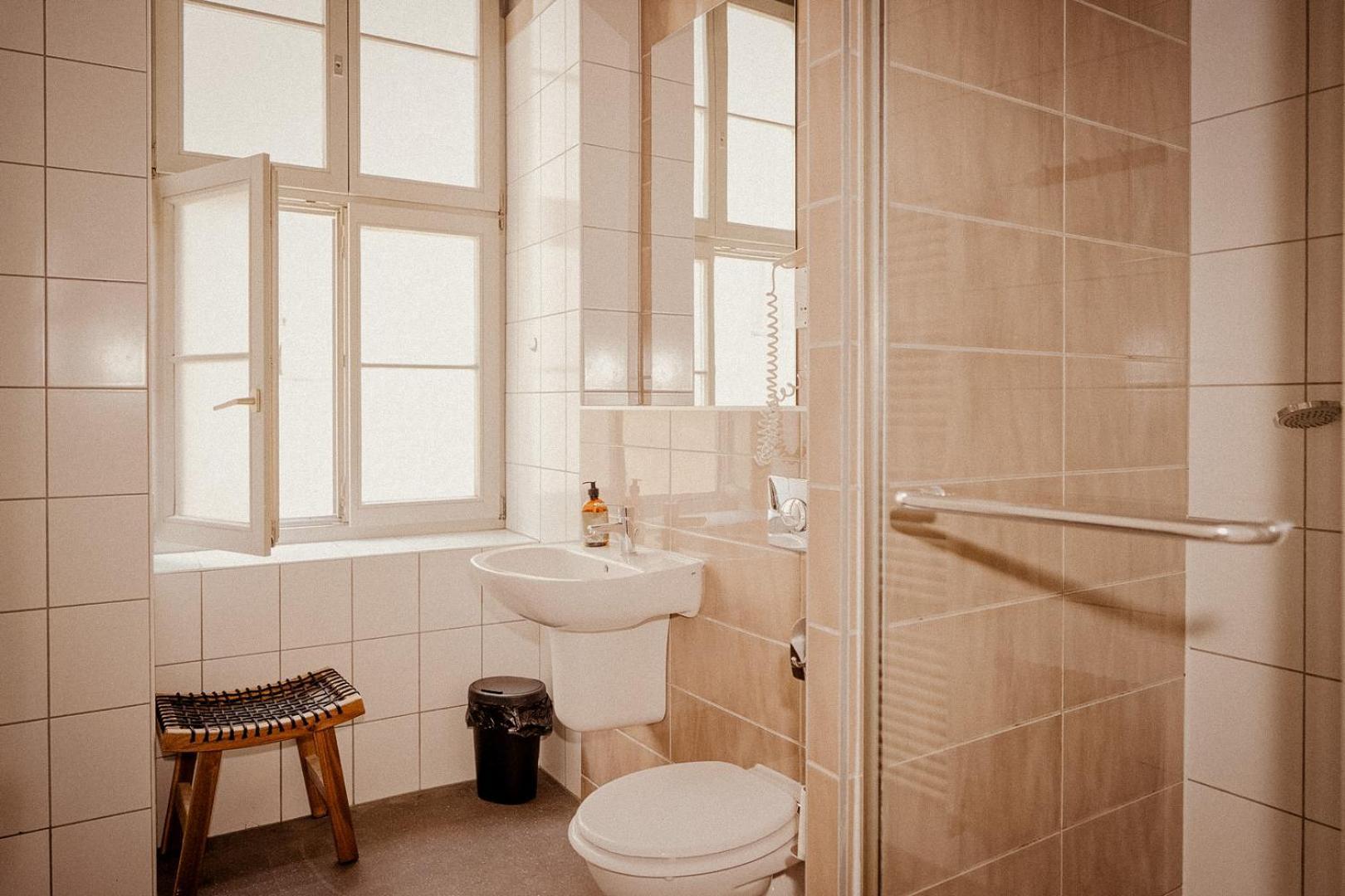 Bädd i sovsal för både män och kvinnor med 6 bäddar
