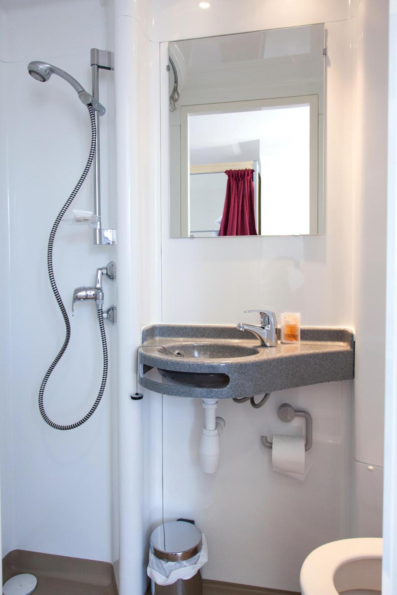 Bädd i sovsal med totalt 4 sängar och ett privat badrum