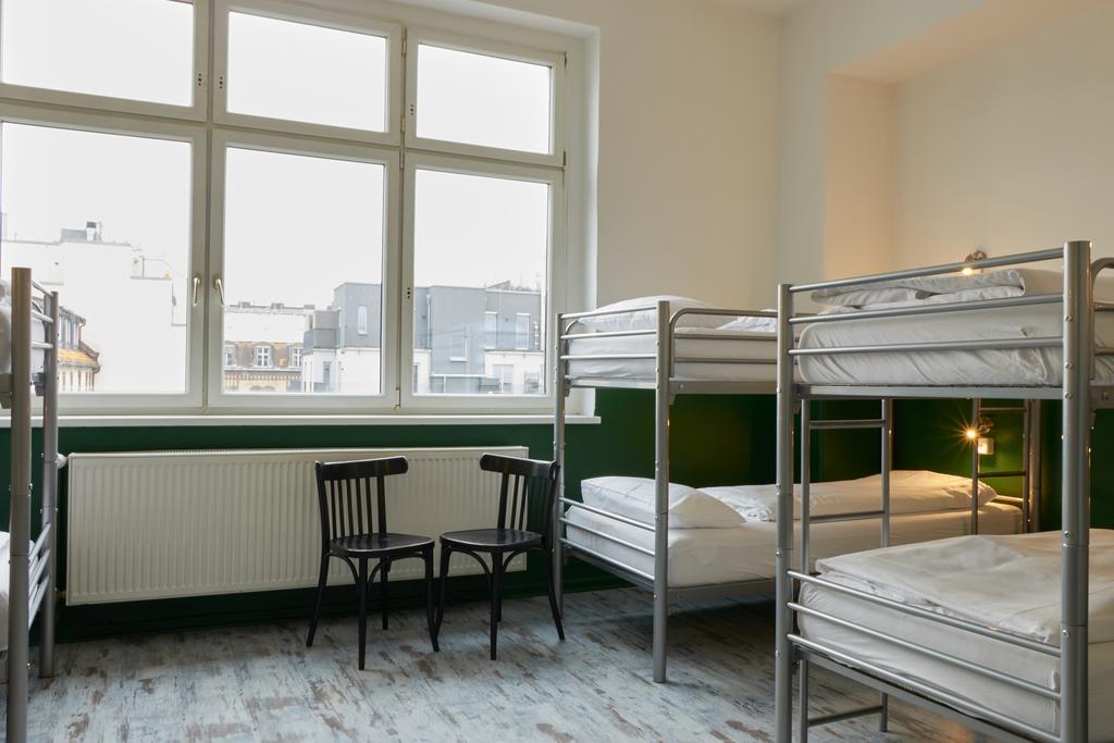 Säng i sovsal för både män och kvinnor med 10 sängar och delat badrum
