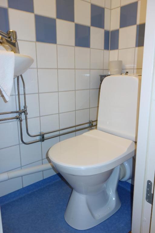 Tvåbäddsrum Economy med delat badrum