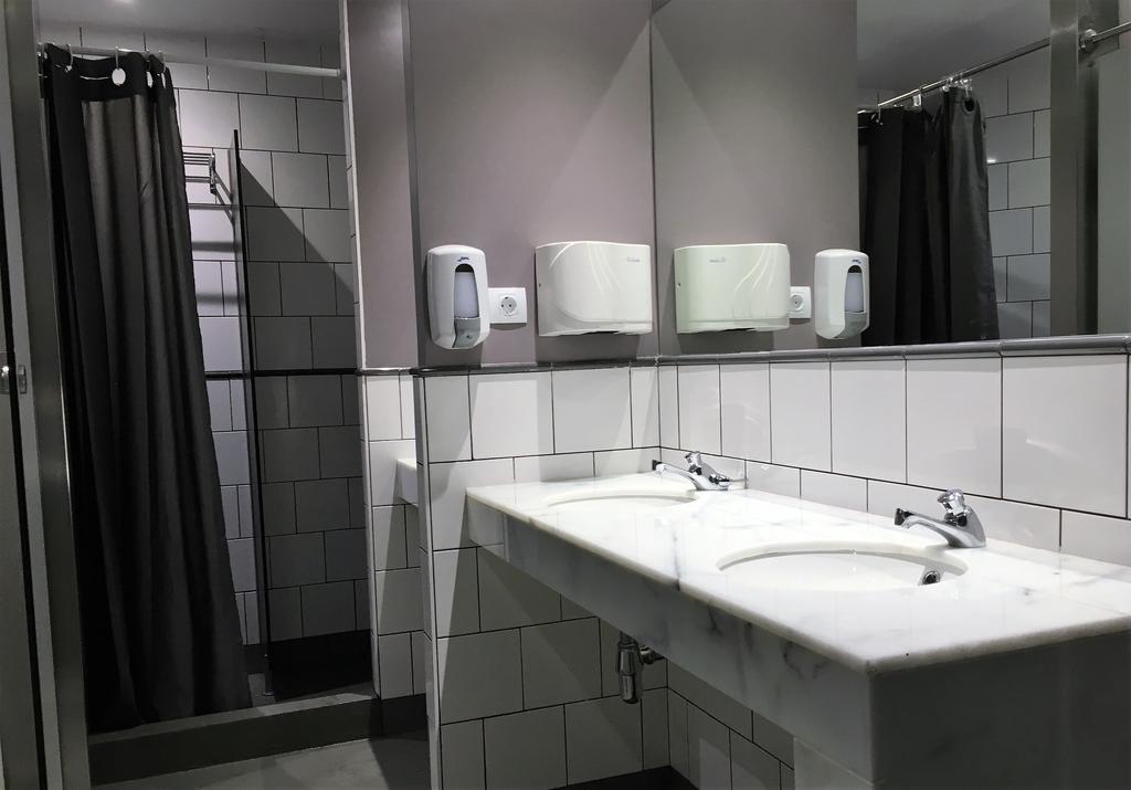 1 bädd i sovsal för både män och kvinnor med 4 bäddar