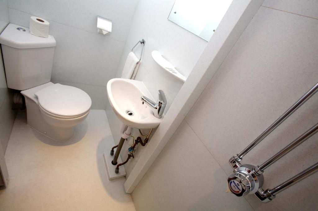 Double Room Bathroom,1274147743:JPEG