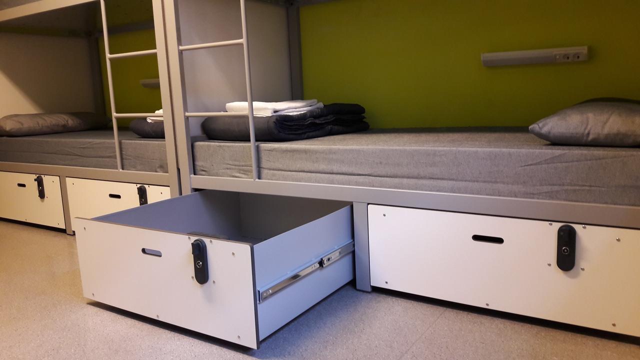 Enkelsäng i sovsal med 8 bäddar för män