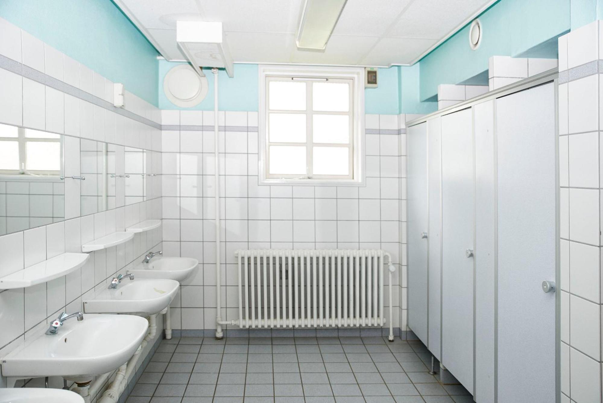 Tvåbäddsrum med delat badrum