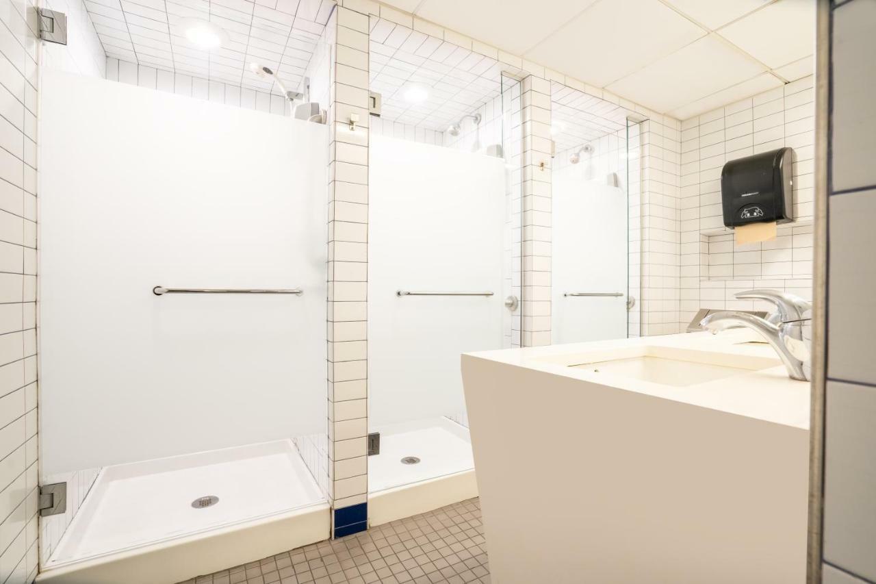 Privat fyrbäddsrum med delat badrum