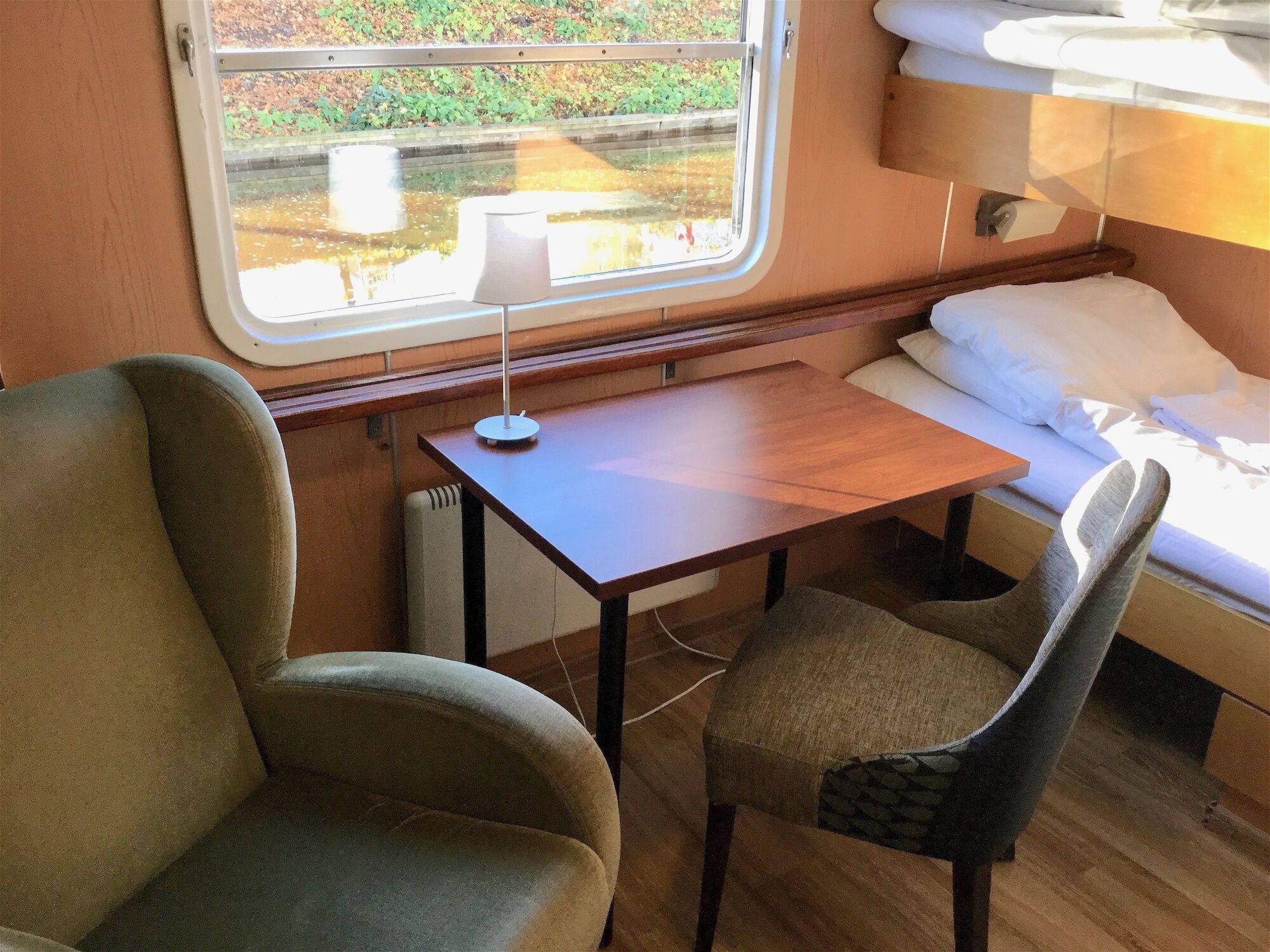 Tvåbäddsrum med delat badrum