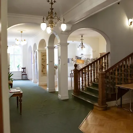 Hellidens Slott och Vandrarhem-2